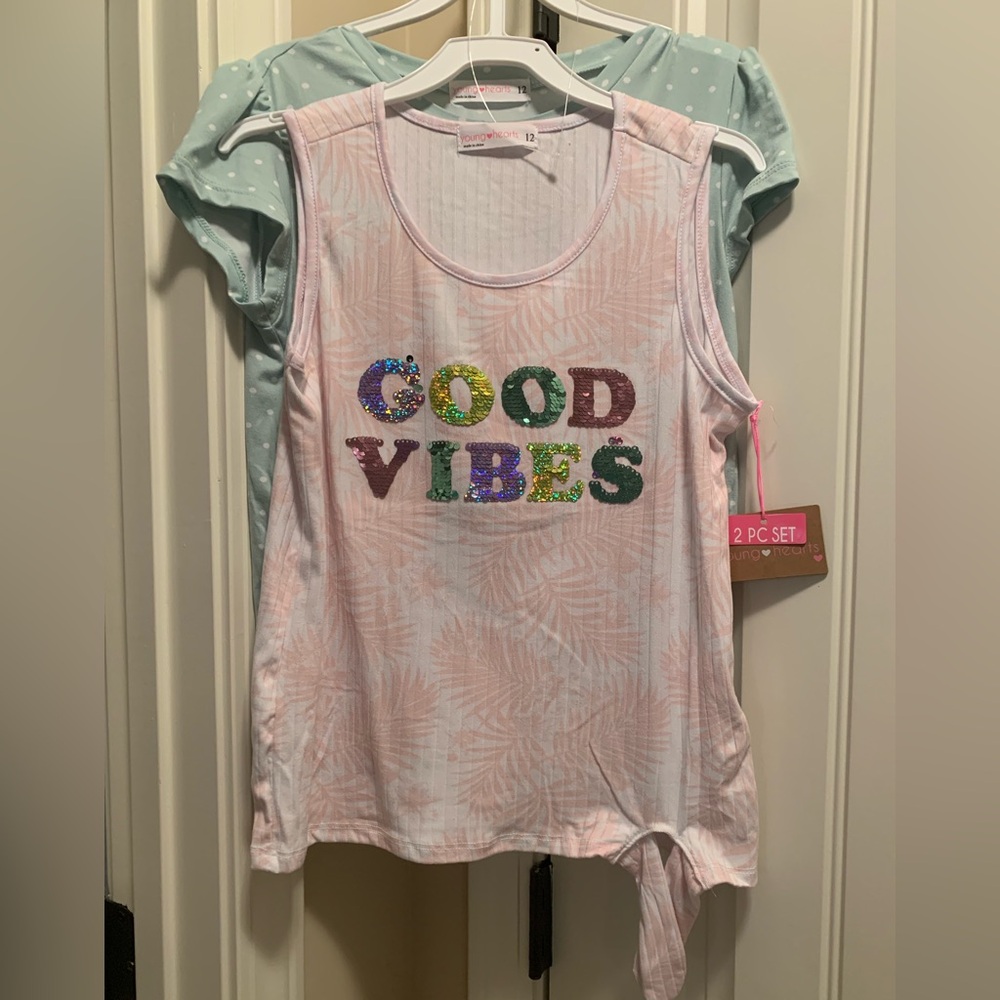 Young hearts 2 piece set
Size : 12
Color: 1 pink and 1 green